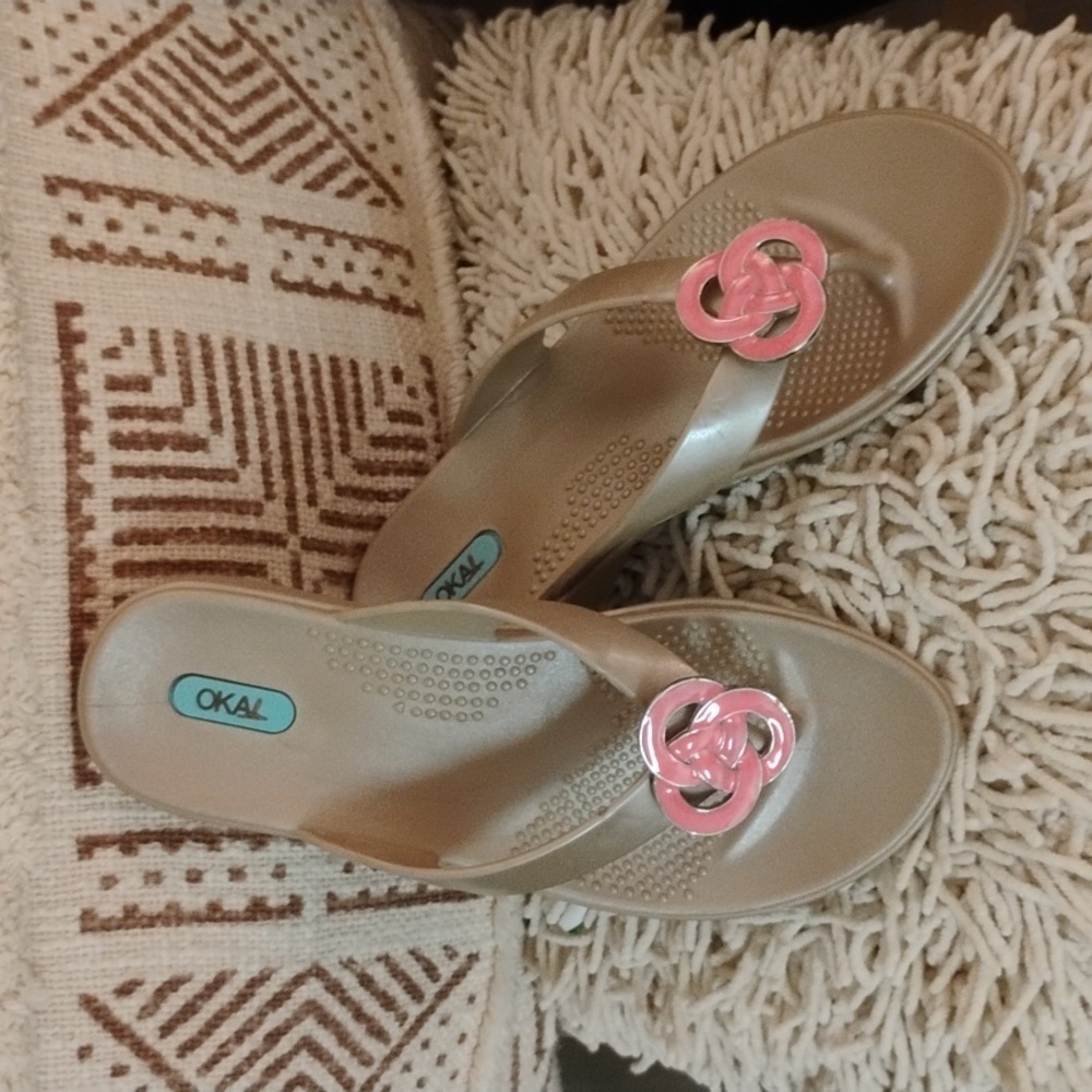 Oka B Sandy Gold And Coral Accent Flipflops - Picture 2 of 9